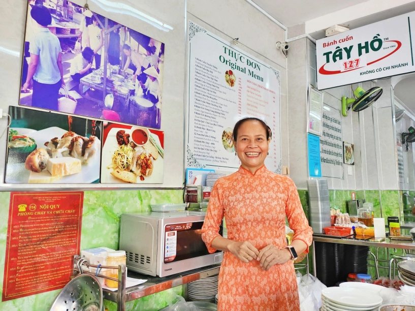 Chủ quán diện áo dài bán bánh cuốn hơn 60 năm ở tphcm - 1