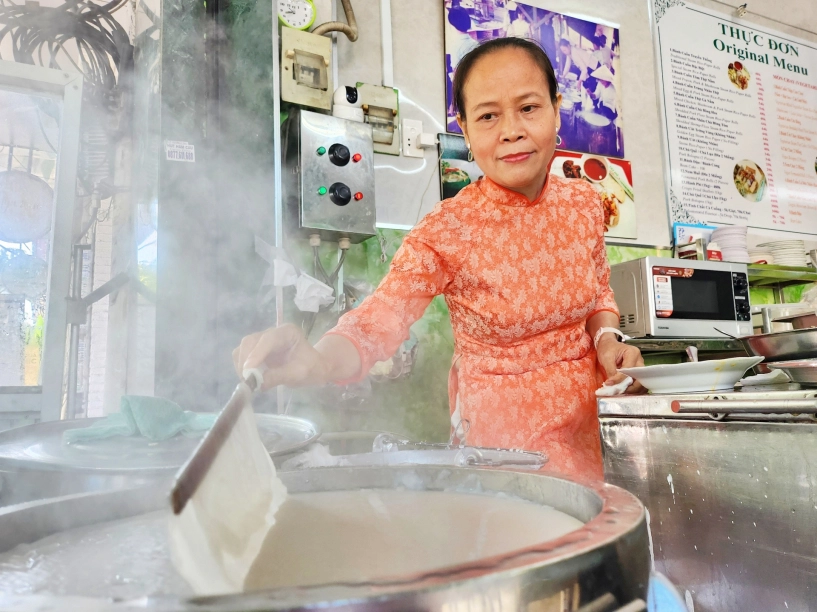 Chủ quán diện áo dài bán bánh cuốn hơn 60 năm ở tphcm - 2