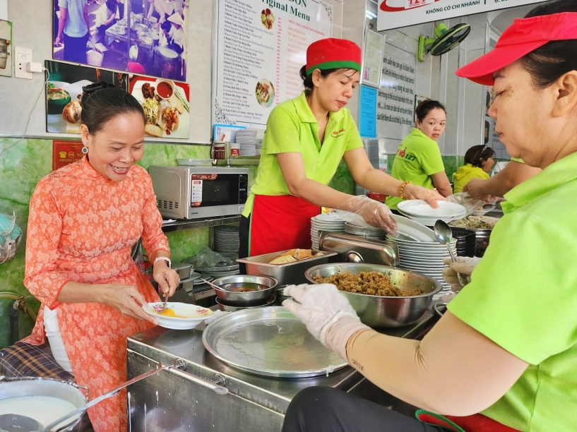 Chủ quán diện áo dài bán bánh cuốn hơn 60 năm ở tphcm - 4