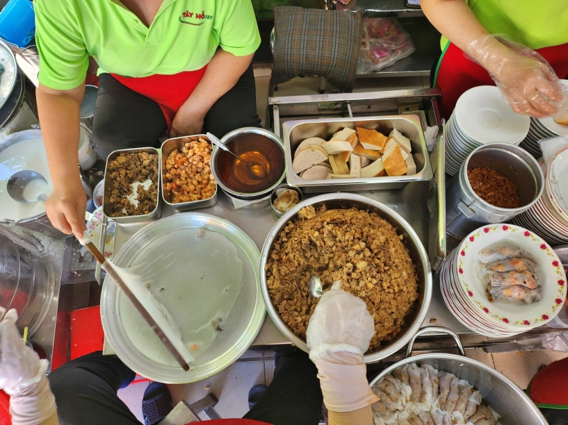 Chủ quán diện áo dài bán bánh cuốn hơn 60 năm ở tphcm - 6