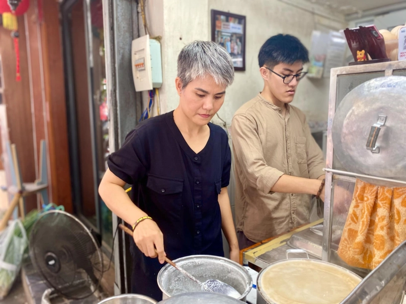 Chủ quán phở hà nội gây sốt vì giống vương phi hóa ra là người quen vừa bán vừa cho quán lúc nào cũng đông khách - 2