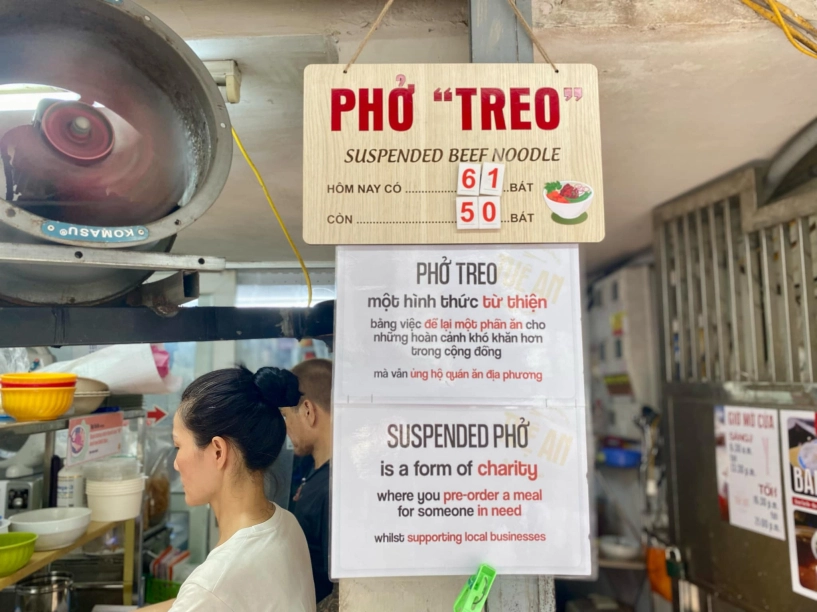Chủ quán phở hà nội gây sốt vì giống vương phi hóa ra là người quen vừa bán vừa cho quán lúc nào cũng đông khách - 4