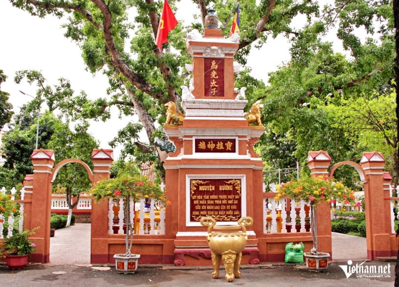 Chùa cổ gần 300 tuổi có trăm báu vật thếp vàng hút khách chiêm bái ở tphcm - 3