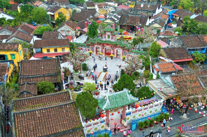Chùa cổ hút khách nhất hội an treo 500 vòng hương khủng cháy 30 ngày mới hết - 2