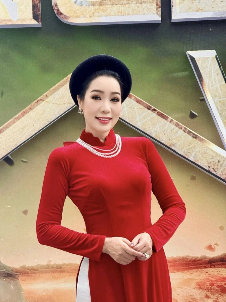 Chưa đến tết áo dài đỏ đã chiếm sóng mxh hội mỹ nhân việt tuổi nào cũng nhiệt tình khoe sắc mừng quốc khánh - 9
