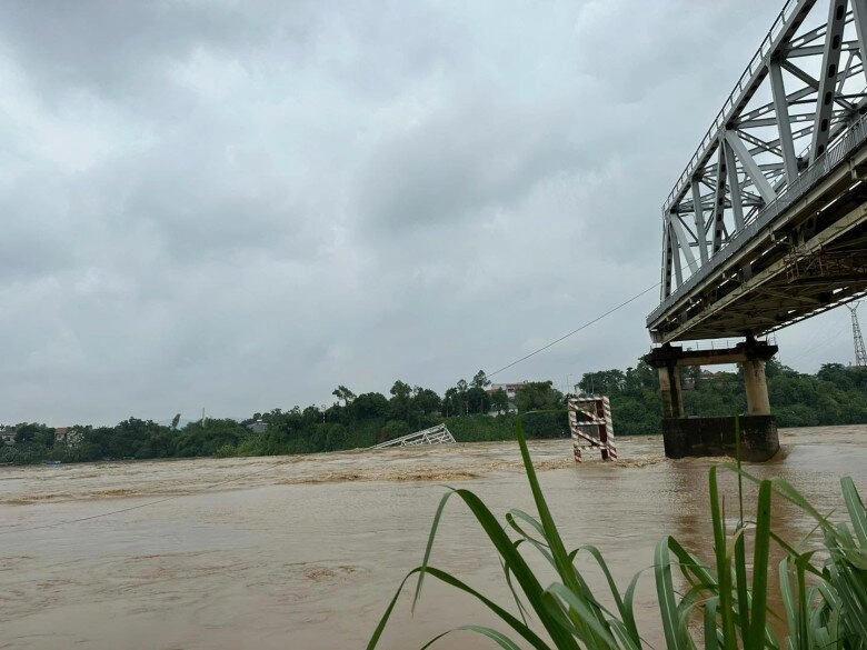 Chưa vơi nỗi đau bão yagi tàn phá sao việt xót lòng vì sập cầu ở phú thọ xuân bắc nghe tin mắt đỏ hoe - 1