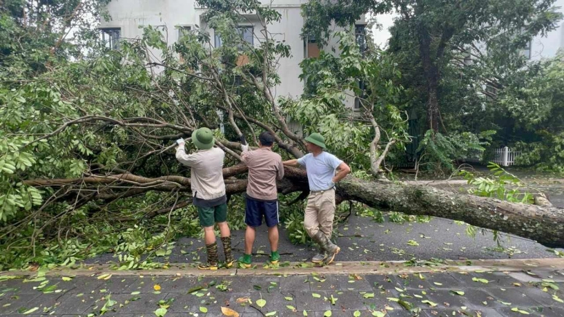 Chưa vơi nỗi đau bão yagi tàn phá sao việt xót lòng vì sập cầu ở phú thọ xuân bắc nghe tin mắt đỏ hoe - 12