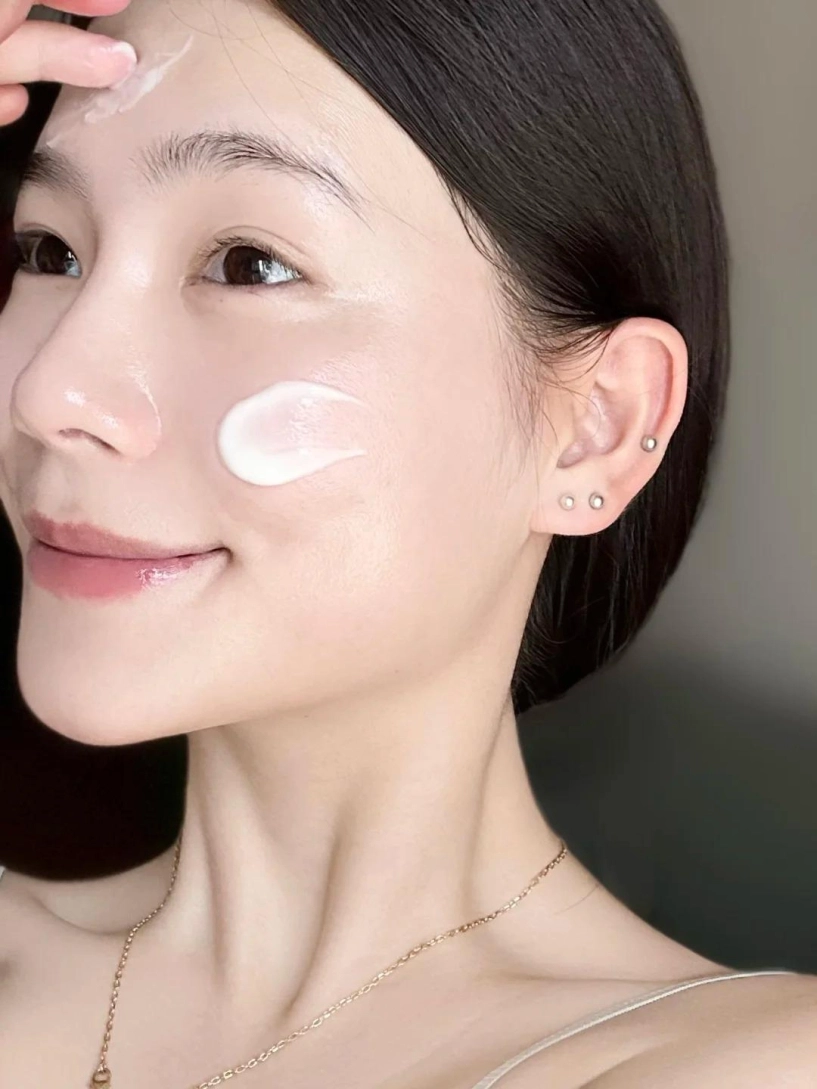 Chuyên gia mách cách trang điểm khiến lỗ chân lông như se khít nhúng mặt vào tô nước đá thoa nước hoa hồng - 1
