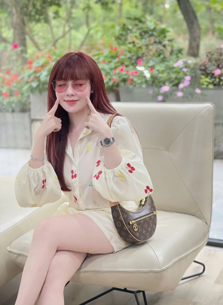 Cô giảng viên tiếng pháp mê áo dài điêu khắc đường cong trên giảng đường xuống phố mặc ngắn cũn vẫn tinh tế - 13
