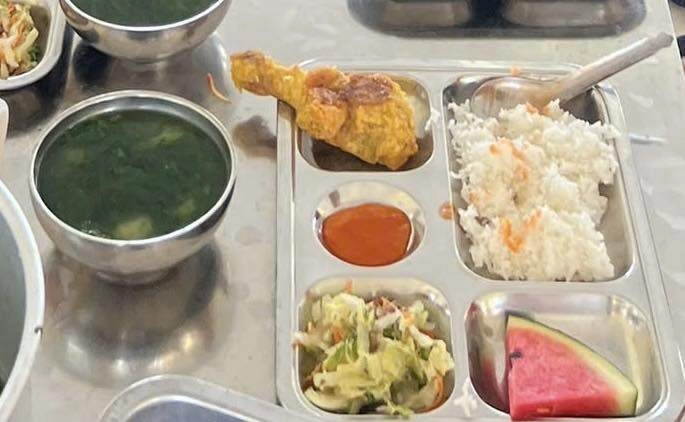 Cô giáo gửi ảnh cơm trưa ở trường của con mẹ việt nhìn mà đau lòng chỉ muốn đón con về nhà ăn - 4