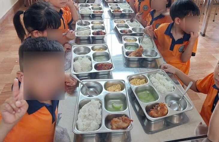 Cô giáo gửi ảnh cơm trưa ở trường của con mẹ việt nhìn mà đau lòng chỉ muốn đón con về nhà ăn - 5