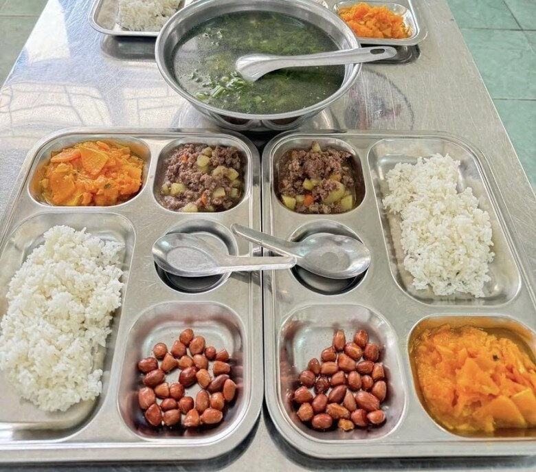 Cô giáo gửi ảnh cơm trưa ở trường của con mẹ việt nhìn mà đau lòng chỉ muốn đón con về nhà ăn - 6