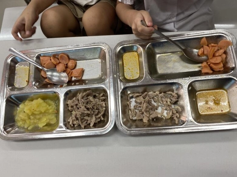 Cô giáo gửi ảnh cơm trưa ở trường của con mẹ việt nhìn mà đau lòng chỉ muốn đón con về nhà ăn - 8