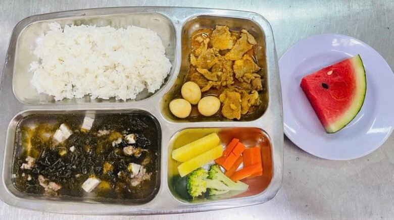 Cô giáo gửi ảnh cơm trưa ở trường của con mẹ việt nhìn mà đau lòng chỉ muốn đón con về nhà ăn - 10