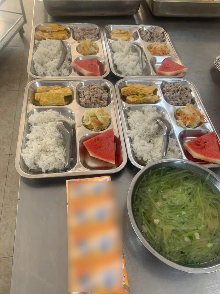 Cô giáo gửi ảnh cơm trưa ở trường của con mẹ việt nhìn mà đau lòng chỉ muốn đón con về nhà ăn - 12