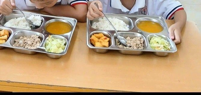 Cô giáo gửi ảnh cơm trưa ở trường của con mẹ việt nhìn mà đau lòng chỉ muốn đón con về nhà ăn - 13