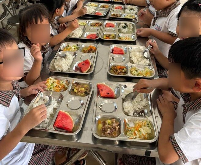 Cô giáo gửi ảnh cơm trưa ở trường của con mẹ việt nhìn mà đau lòng chỉ muốn đón con về nhà ăn - 14