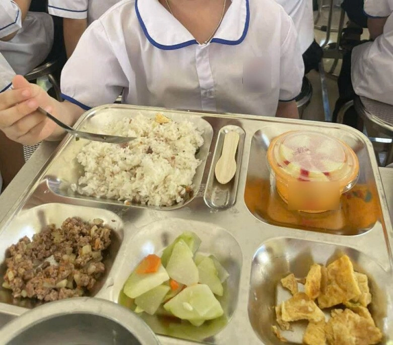Cô giáo gửi ảnh cơm trưa ở trường của con mẹ việt nhìn mà đau lòng chỉ muốn đón con về nhà ăn - 15