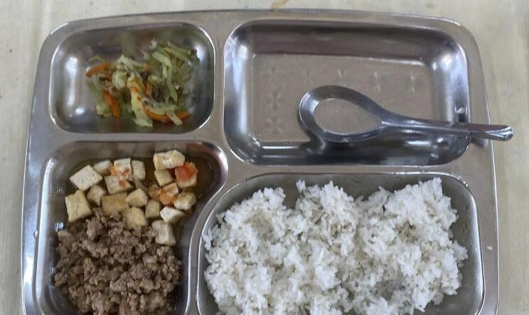 Cô giáo gửi ảnh cơm trưa ở trường của con mẹ việt nhìn mà đau lòng chỉ muốn đón con về nhà ăn - 16