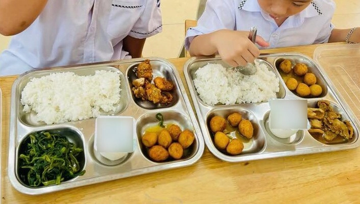 Cô giáo gửi ảnh cơm trưa ở trường của con mẹ việt nhìn mà đau lòng chỉ muốn đón con về nhà ăn - 17