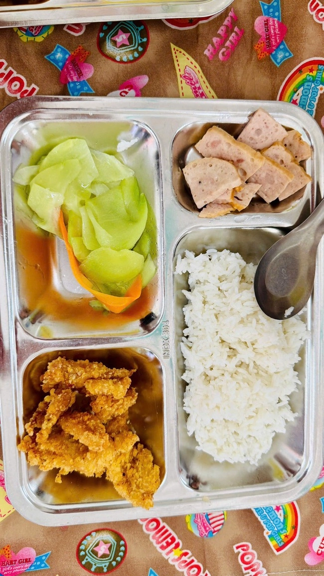 Cô giáo gửi ảnh cơm trưa ở trường của con mẹ việt nhìn mà đau lòng chỉ muốn đón con về nhà ăn - 18
