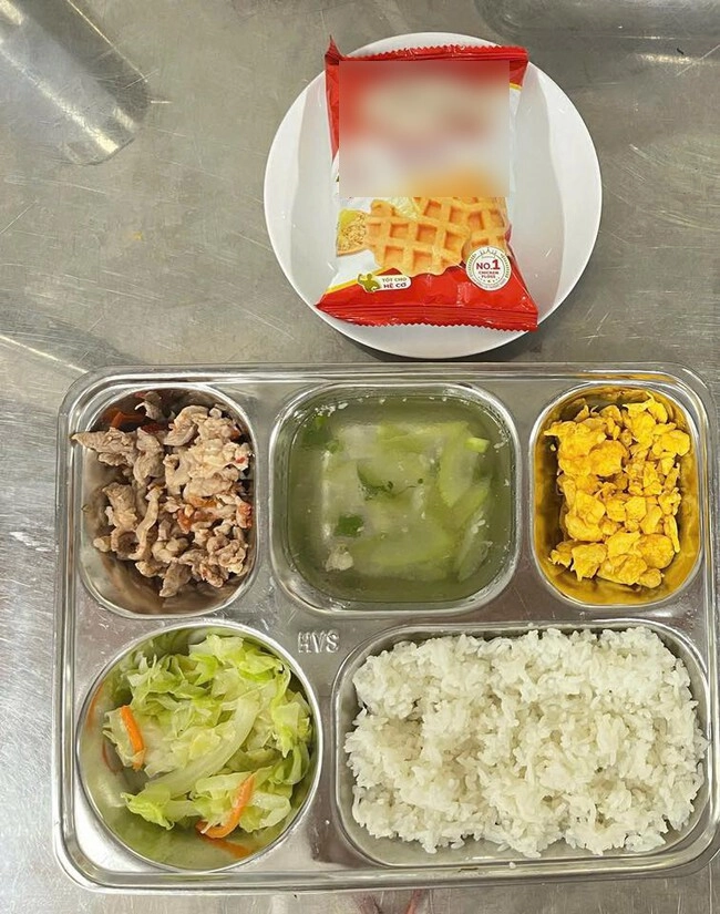 Cô giáo gửi ảnh cơm trưa ở trường của con mẹ việt nhìn mà đau lòng chỉ muốn đón con về nhà ăn - 19