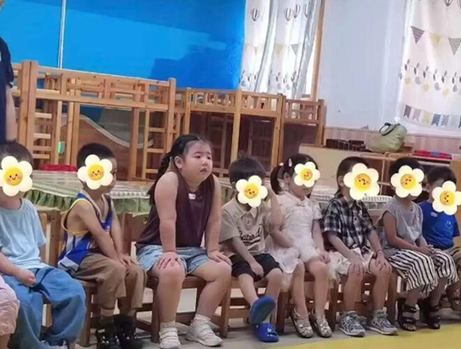 Cô giáo gửi ảnh ngày đầu con đến lớp mẹ xem xong tá hỏa vội đăng lên mạng - 1