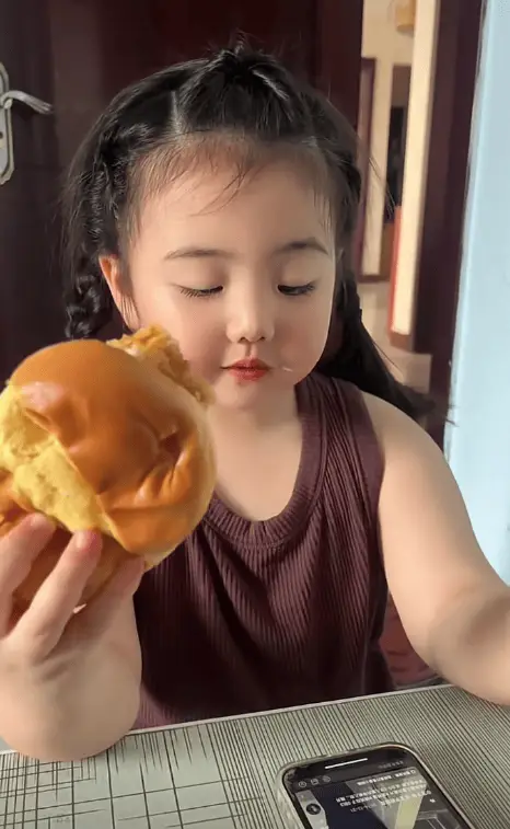Cô giáo gửi ảnh ngày đầu con đến lớp mẹ xem xong tá hỏa vội đăng lên mạng - 3