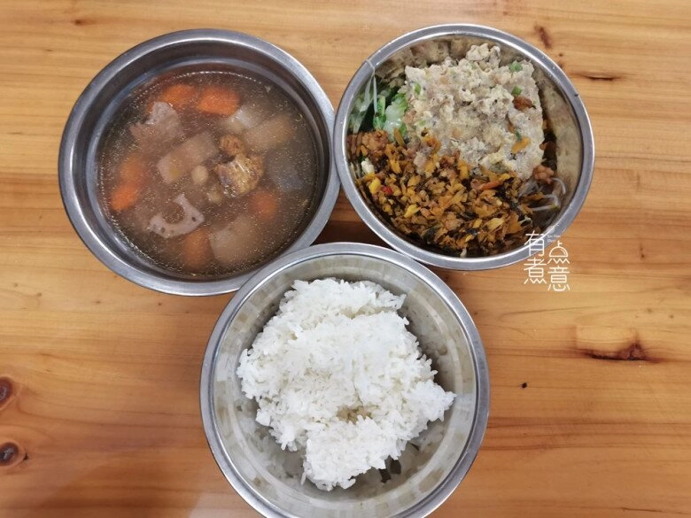 Cô giáo khoe ảnh bữa trưa 50 nghìn đồng ở trường mẫu giáo phụ huynh chê quá tệ đòi cho nghỉ học - 1