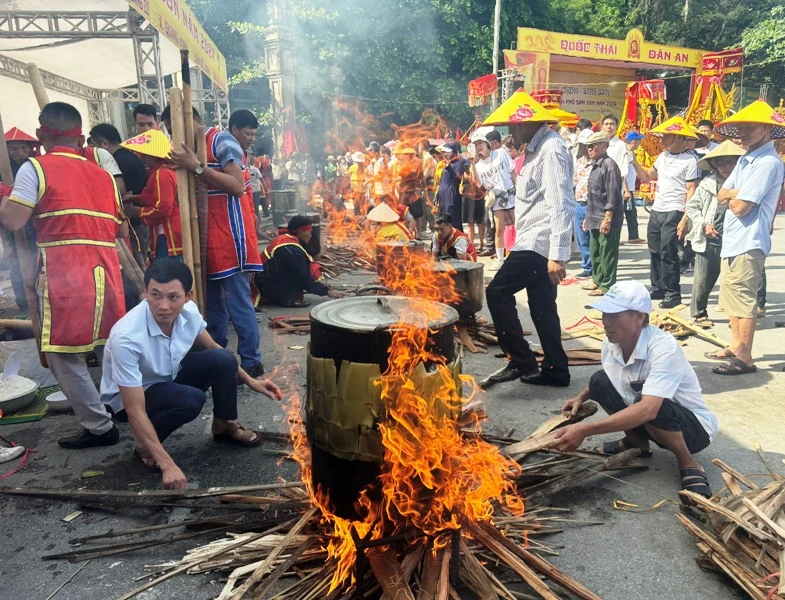 Có lễ hội đặc biệt ở thanh hóa gắn liền với vua hùng cả làng cùng nhau giã bột nặn bánh dâng lên thần linh - 4