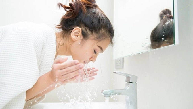 Có nên dùng sữa rửa mặt vào buổi sáng - 1