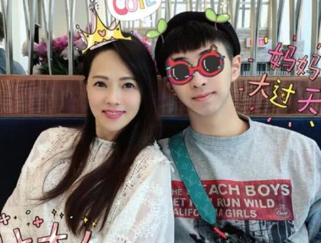 Con bị trêu chọc là kỳ quái vì tóc dài mặc váy trang điểm mẹ u60 nói 1 câu cực hay - 1