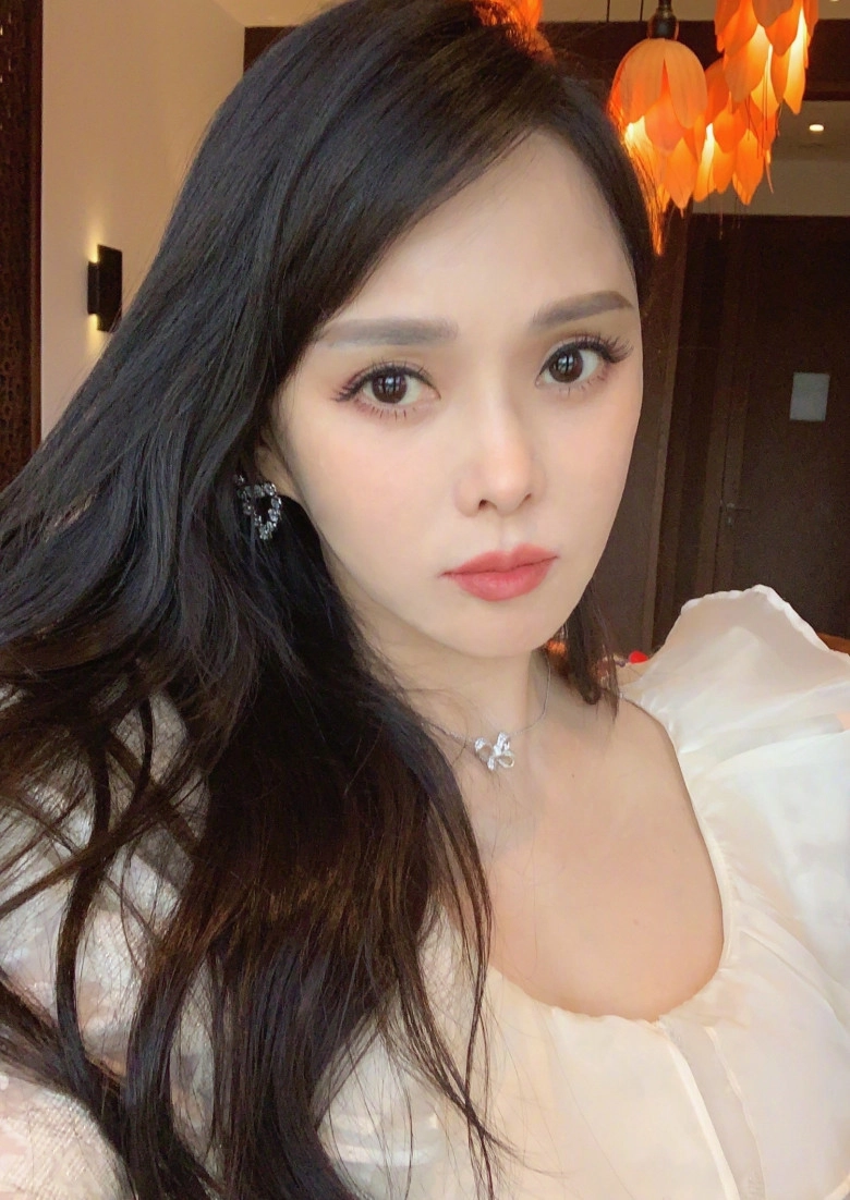 Con bị trêu chọc là kỳ quái vì tóc dài mặc váy trang điểm mẹ u60 nói 1 câu cực hay - 2