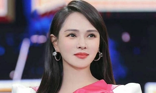 Con bị trêu chọc là kỳ quái vì tóc dài mặc váy trang điểm mẹ u60 nói 1 câu cực hay - 5
