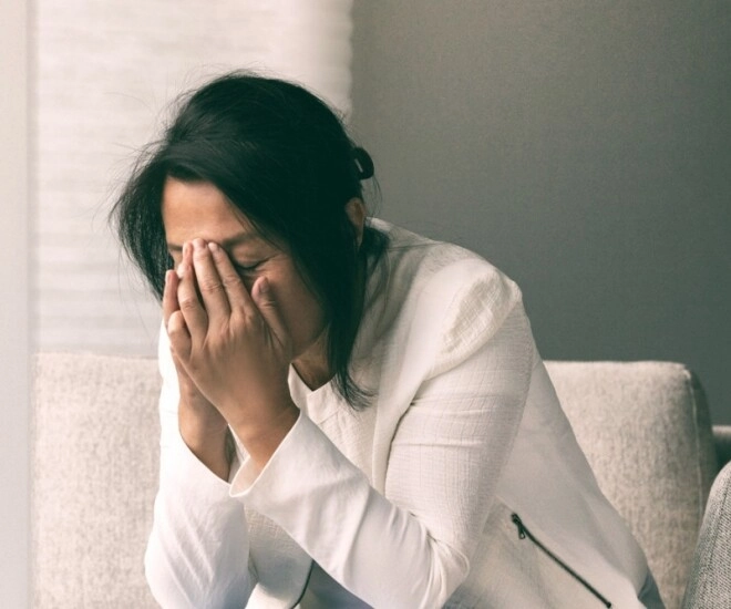 Con dâu tặng mẹ bộ trang sức vàng nhưng không cho tôi một đồng bà thông gia dúi vào tay tôi mảnh giấy - 1