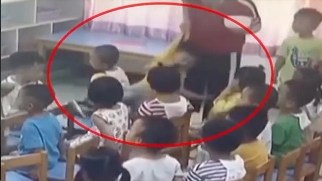Con đi học bị ngã phụ huynh đến trường kiểm tra camera thì tá hỏa trước lời nói dối của cô giáo vội báo công an - 2