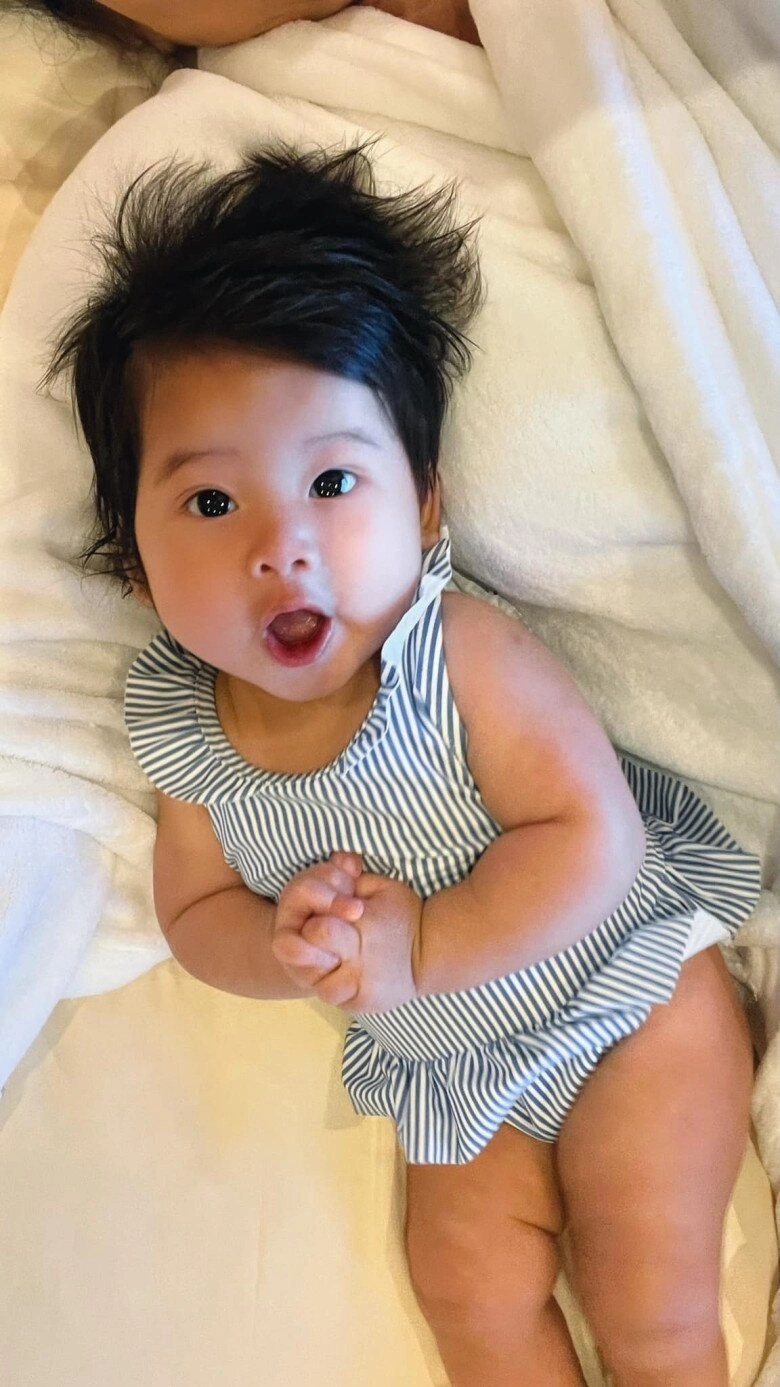 Con gái á hậu hoàng my vừa ra đời đã đi du lịch sang chảnh mặc áo tắm khoe khúc giò yêu hết chỗ chê - 1