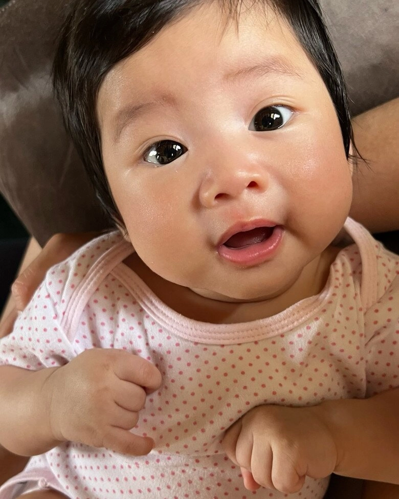 Con gái á hậu hoàng my vừa ra đời đã đi du lịch sang chảnh mặc áo tắm khoe khúc giò yêu hết chỗ chê - 9
