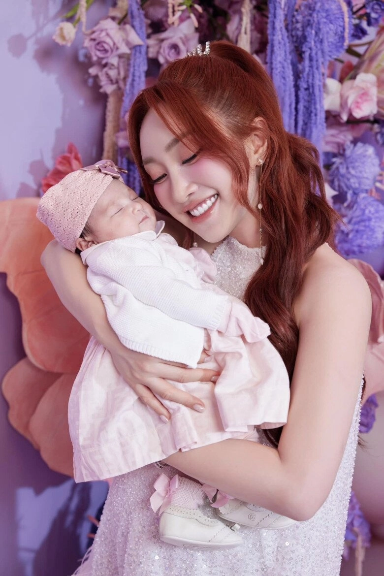 Con gái chi bảo chuẩn tiểu thư hào môn 2 tháng tuổi đã có bộ sưu tập đồ hiệu đắt đỏ mặc đồ đôi với mẹ - 4