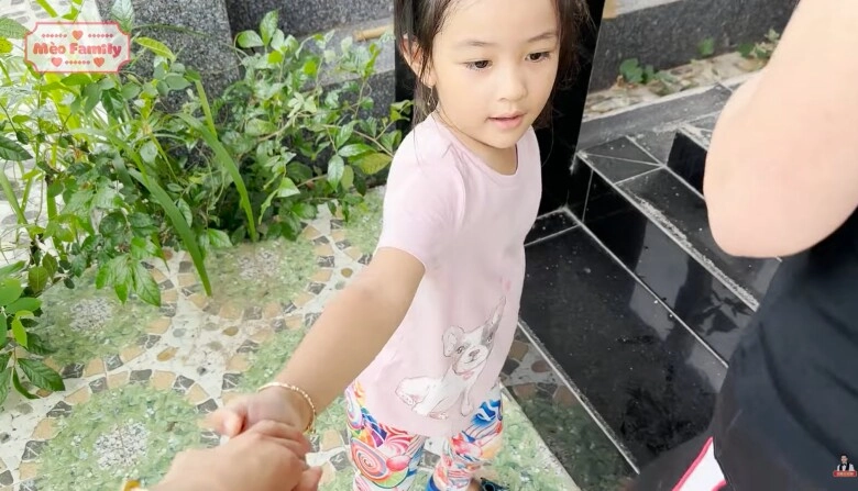 Con gái đức tiến lần đầu về việt nam bất ngờ khi đi thăm bà nội bị đóng cổng không được vào - 3