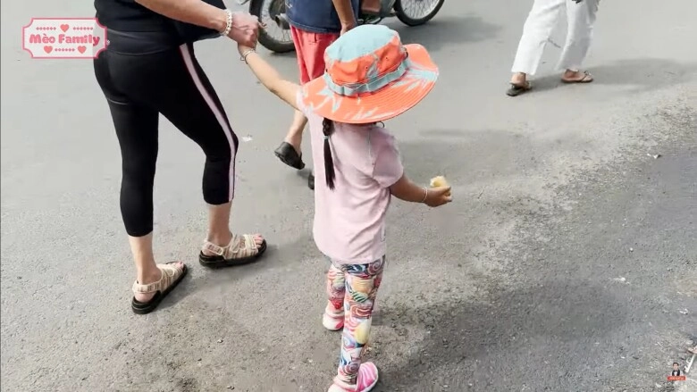 Con gái đức tiến lần đầu về việt nam bất ngờ khi đi thăm bà nội bị đóng cổng không được vào - 4