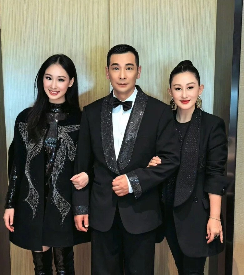 Con gái hoàng phi hồng khiến bố nở mũi vẻ ngoài hệt huỳnh thánh y là học bá tại ngôi trường cho giới siêu giàu - 3