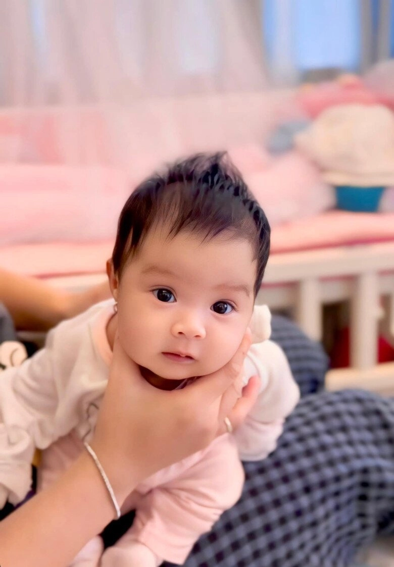 Con gái kha ly giống mẹ như đúc được khen sáng dạ vì có 2 xoáy tóc - 1