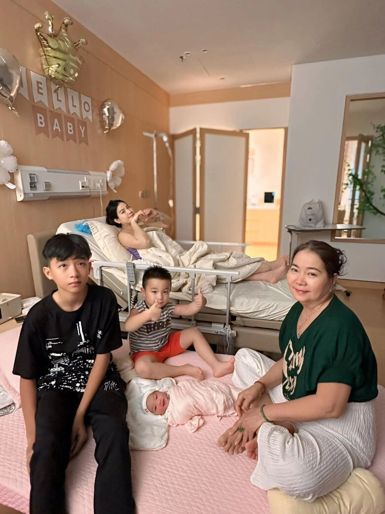 Con gái kha ly giống mẹ như đúc được khen sáng dạ vì có 2 xoáy tóc - 4