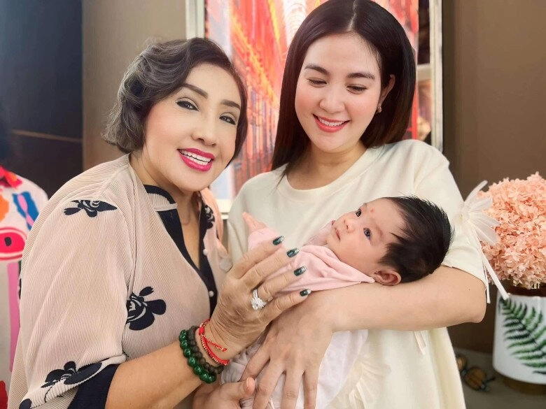 Con gái kha ly giống mẹ như đúc được khen sáng dạ vì có 2 xoáy tóc - 8