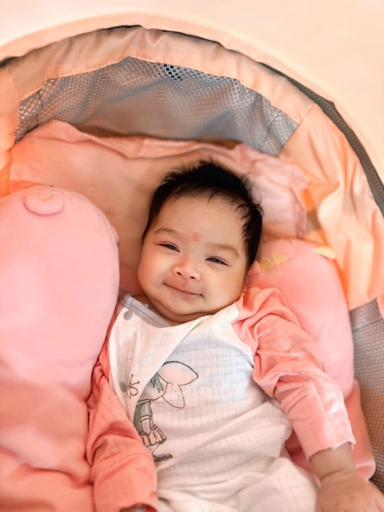 Con gái kha ly giống mẹ như đúc được khen sáng dạ vì có 2 xoáy tóc - 10