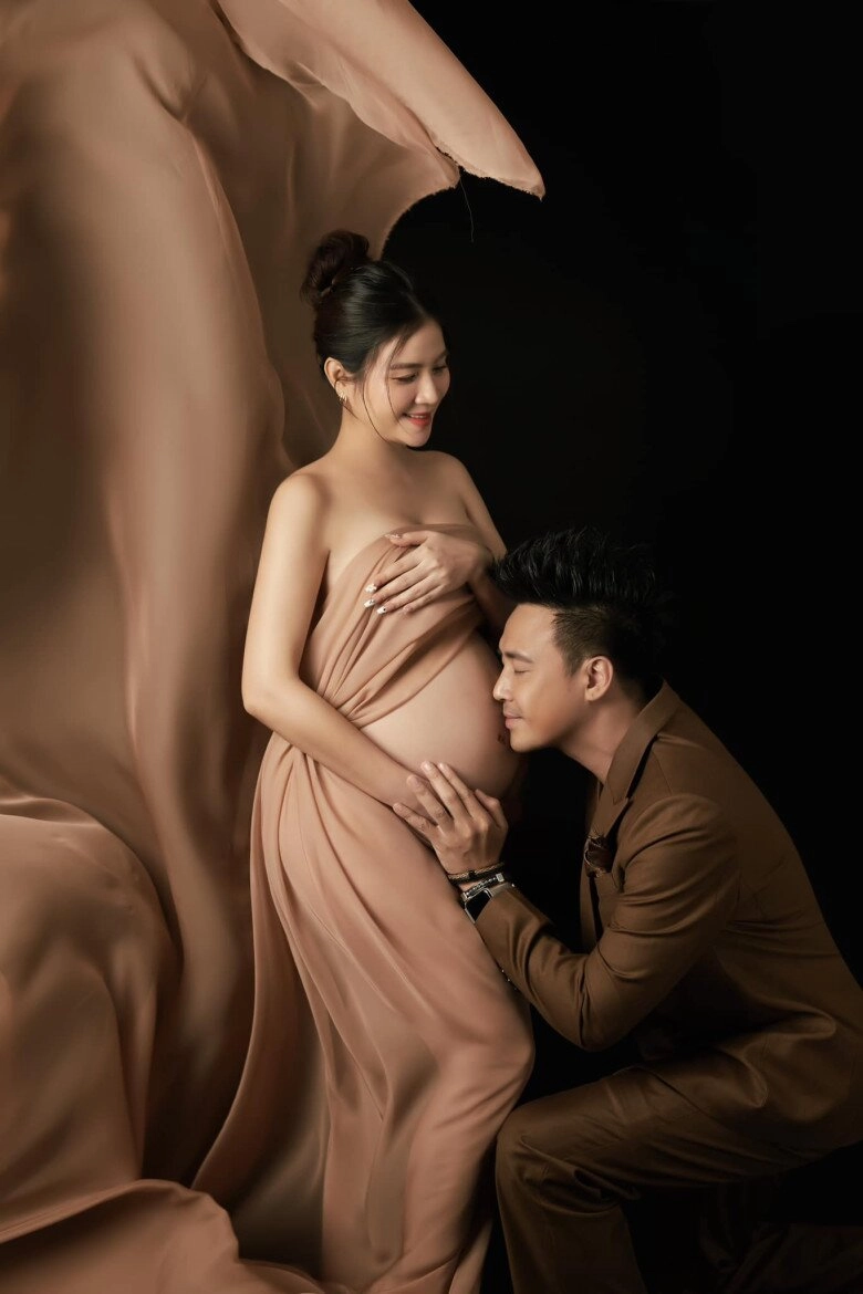 Con gái kha ly giống mẹ như đúc được khen sáng dạ vì có 2 xoáy tóc - 11