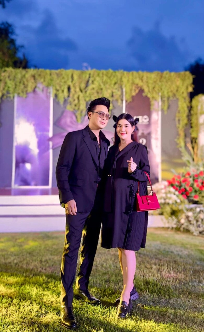 Con gái kha ly giống mẹ như đúc được khen sáng dạ vì có 2 xoáy tóc - 12