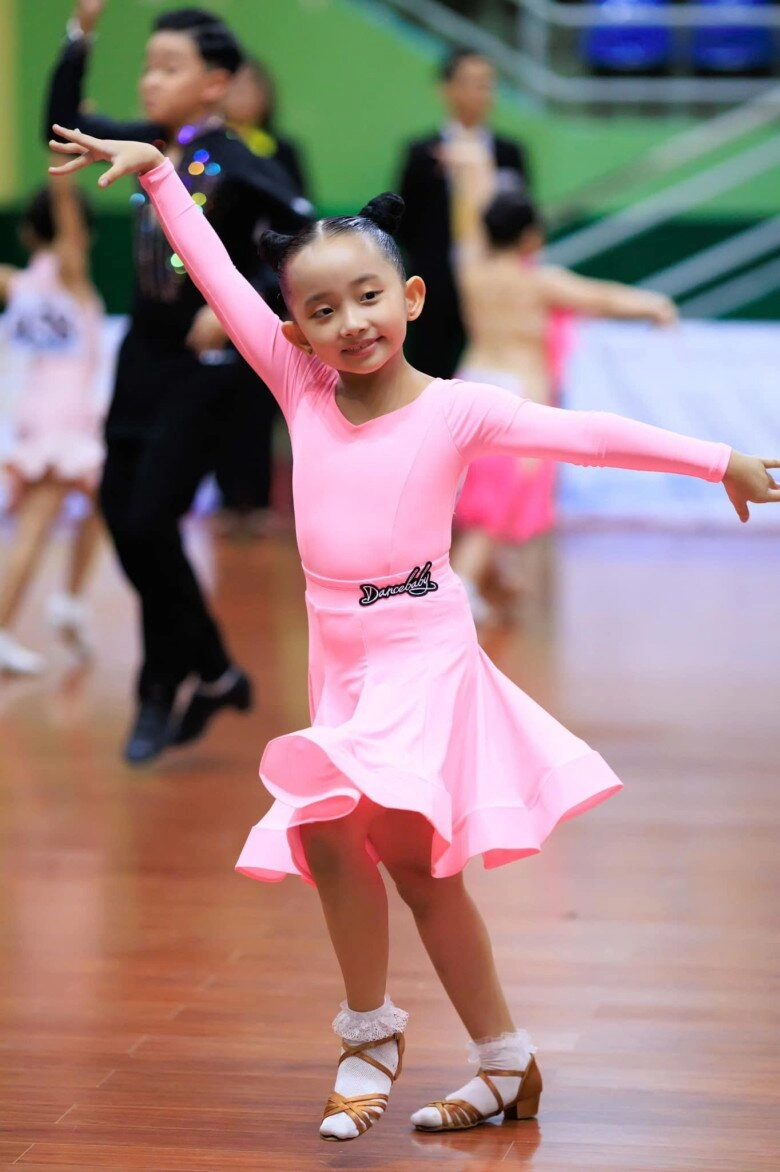 Con gái khánh thi nối bước anh trai kubi thành đương kim vô địch dancesport cả nhà tháp tùng vì lo ái nữ bỏ thi - 3