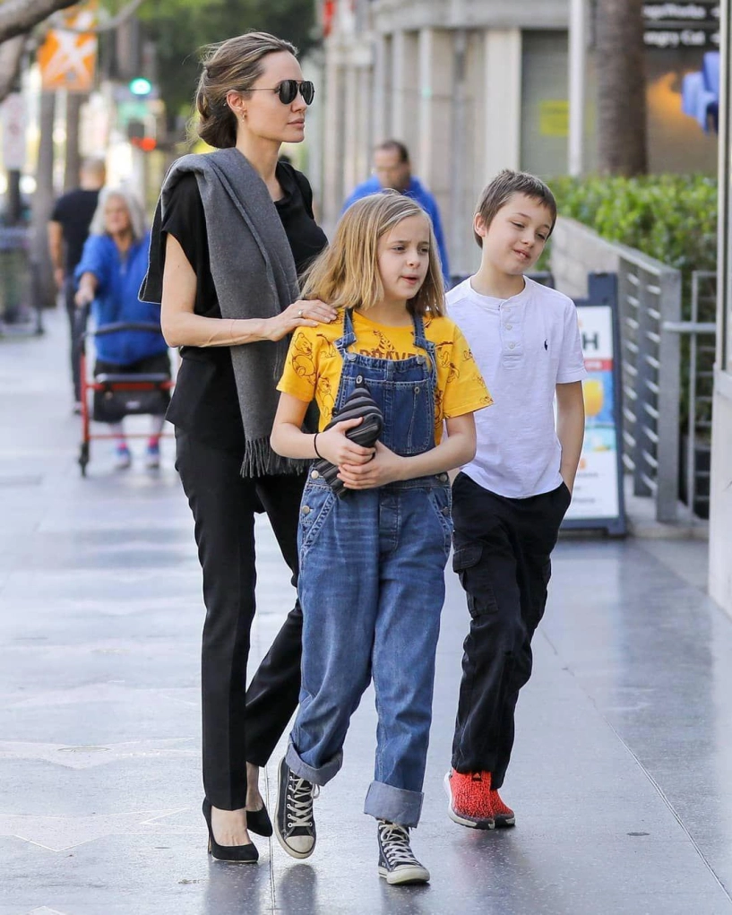 Con gái là bản sao của brad pitt 16 tuổi làm trợ lý cho angelina jolie cách sống trái ngược anh sinh đôi - 5
